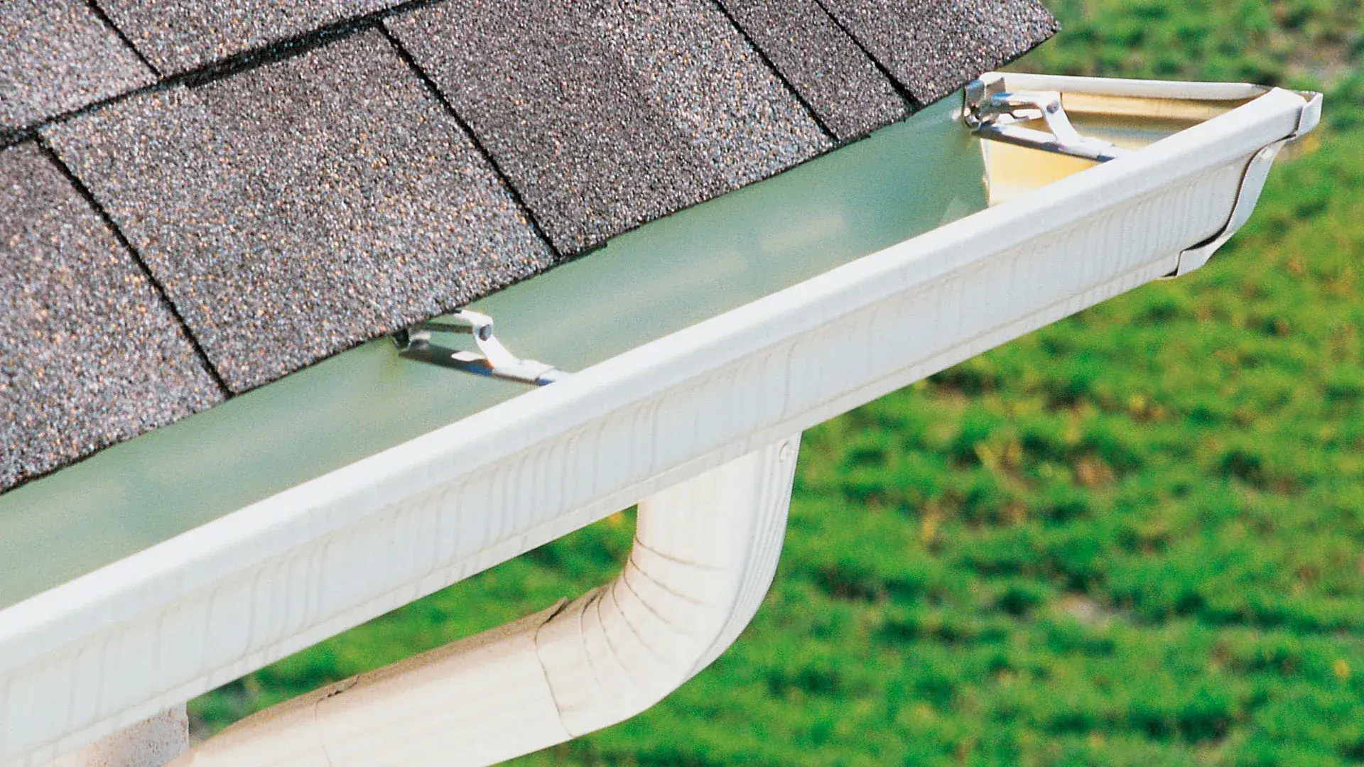 Packed oak litter in a Lakeland, FL gutter before a True Roofers cleaning